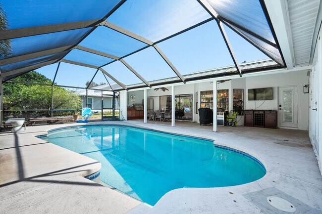 Building Photo - 2245 SW Oak Ridge Rd