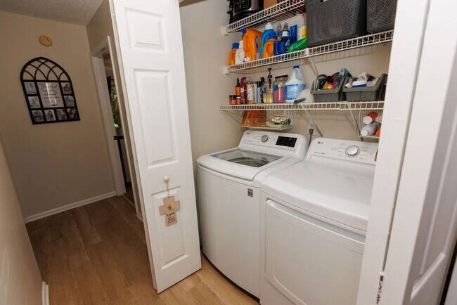 Building Photo - Beautifully updated 3 bedroom 2 bath home in Orange Park .