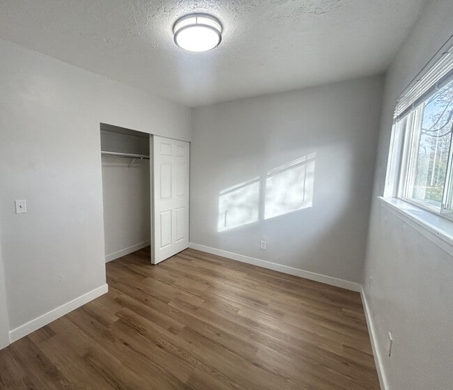 Building Photo - Ivy Circle Apartment