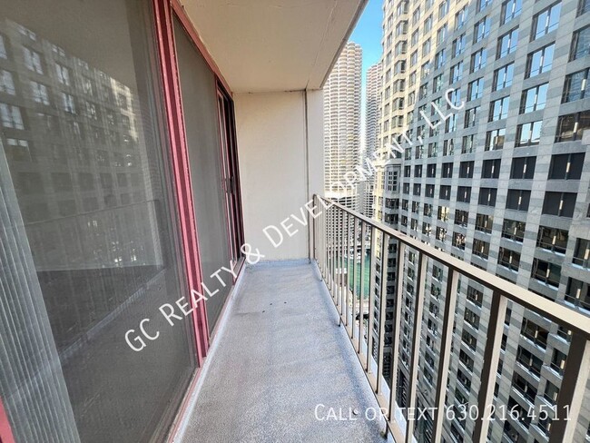 Building Photo - ***CHICAGO LOOP - 1 BDRM CONDO / FULL AMEN...