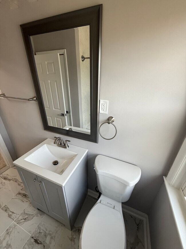 Building Photo - Updated Glen Oaks Townhome with Finished B...