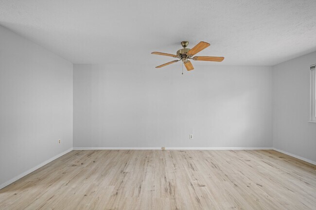 Building Photo - Discover Your Dream Home: Modern Comfort M...