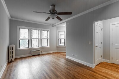 Building Photo - 722 W Addison St