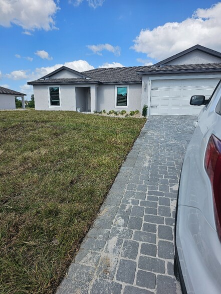 Building Photo - 839 Yellowbird Dr