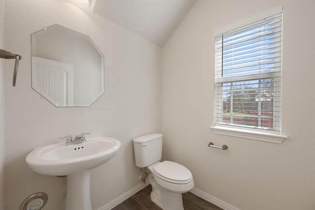 Building Photo - 700 W 6th St