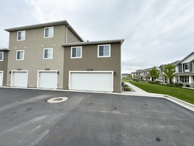 Building Photo - 676 E 550 S