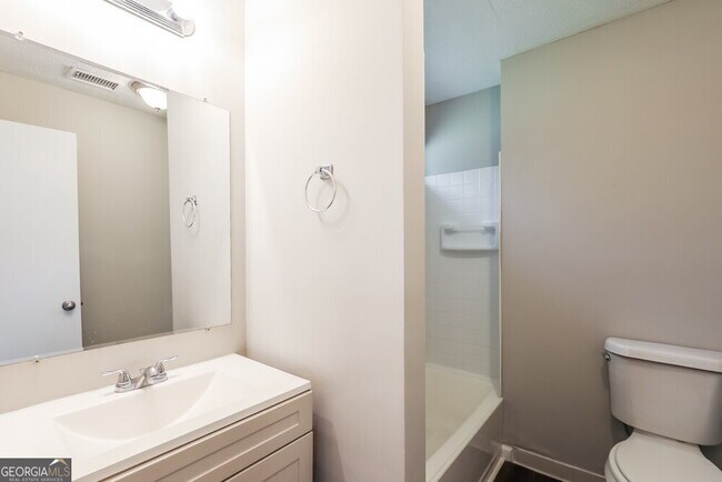 Building Photo - 9512 Forest Knoll Dr