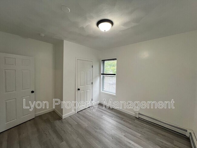 Building Photo - 156 Pleasant St