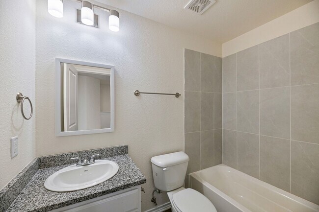 Building Photo - AVAILABLE NOW! 3 BEDROOM TRIPLEX LOCATED IN BONHAM, TEXAS!