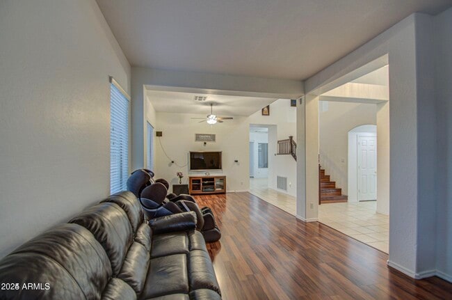 Building Photo - 218 E Sunburst Ln