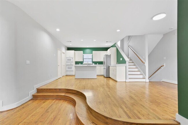 Building Photo - 1604 Reinerman St