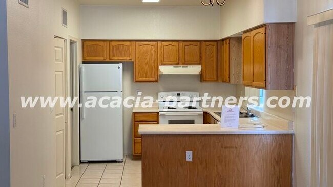 Building Photo - Gated 2 bed 2.5 bath