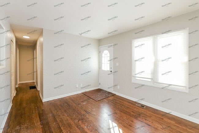 Building Photo - 500 E 3 Dr S