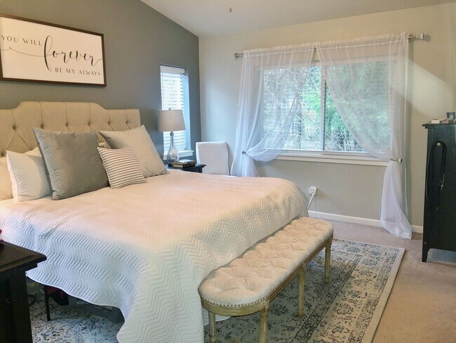 Building Photo - Gorgeous 4 bed plus den