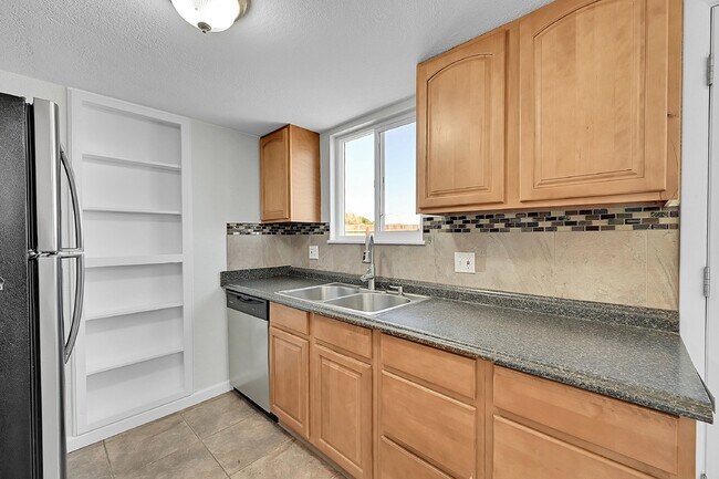 Building Photo - $2,495.00, 3 bed, 2 bath located in Westmi...