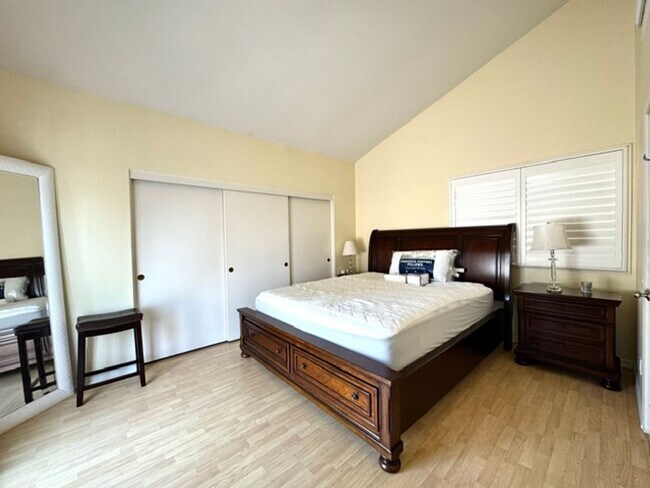 Building Photo - 2512 Santa Ana Ave