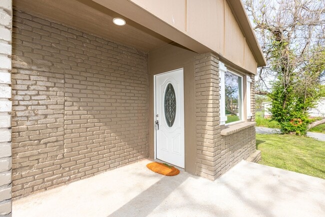 Building Photo - Beautiful 3 Bed 2 bath Coming Soon in Cowe...