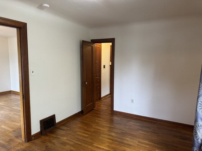 Building Photo - 907 Hewitt Ave