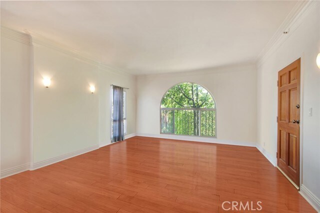 Building Photo - 251 N Kenmore Ave