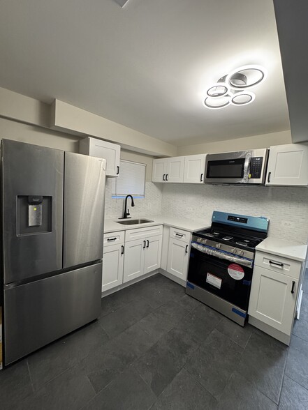 Kitchen - 1647 S Central Park Ave