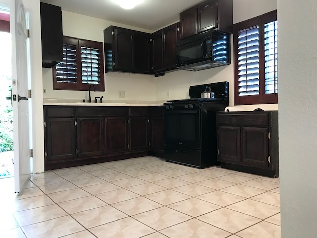 Kitchen - 725 N Alta Vista Blvd