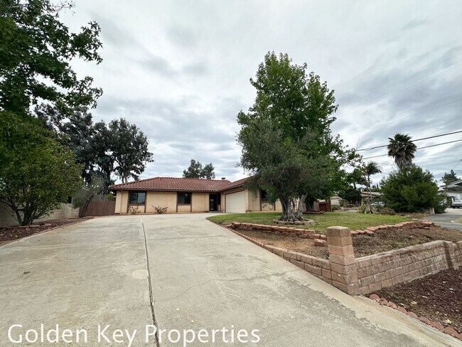 Building Photo - Single-level 4-Bedroom home on a large cor...