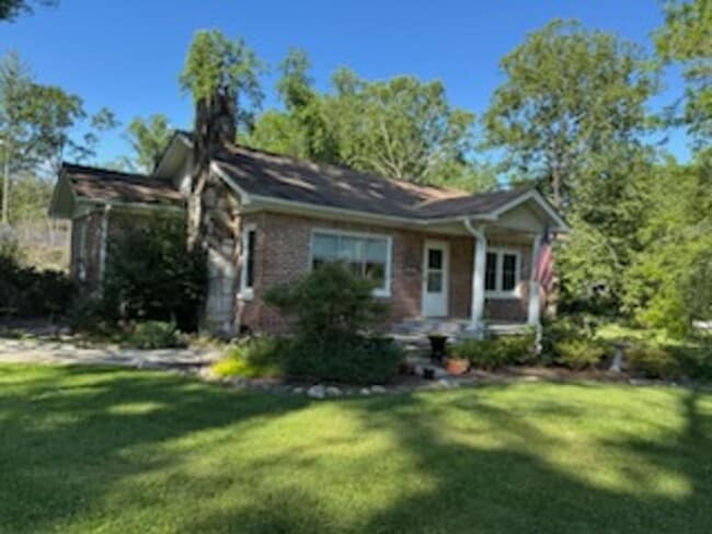 Primary Photo - Beautiful 3 Bed / 1 Bath, Large rolling yard