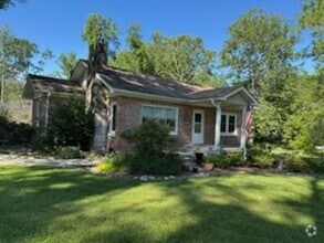 Building Photo - Beautiful 3 Bed / 1 Bath, Large rolling yard