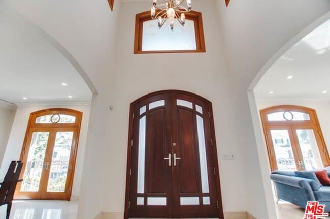 Building Photo - 9033 Cresta Dr