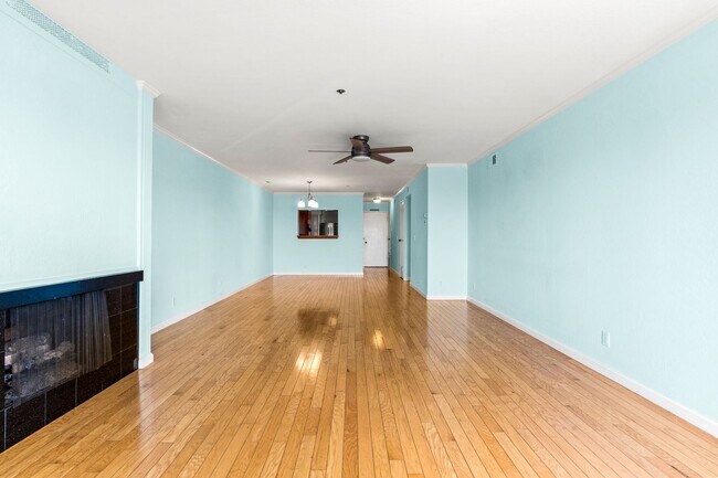 Building Photo - Alameda Waterfront Living: 2 Bed Condo wit...