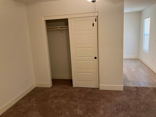 Building Photo - 5 bedroom 3 1/2 bath house in gated commun...
