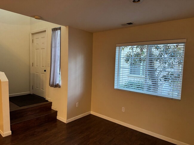 Building Photo - Charming 2 Bedroom 1.5 Bathroom Townhome w...