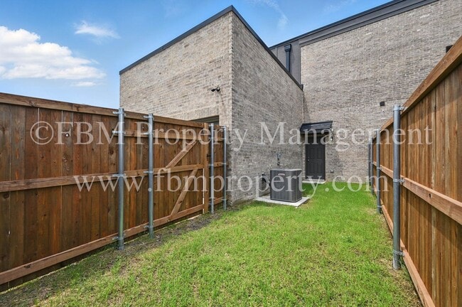 Building Photo - 2109 Luna Dr