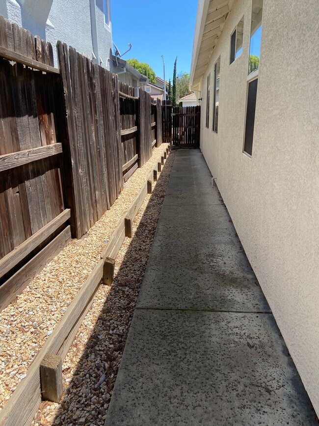 Building Photo - East Roseville - Near Olympus Point - 3 Bdrm, 2 Bath