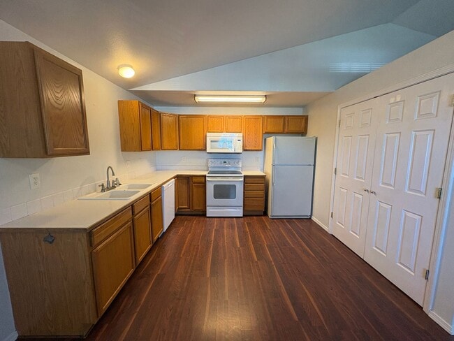 Building Photo - SCHEDULE A TOUR TO VIEW THIS COZY OPEN FLOORPLAN DUPLEX IN REDMOND!!