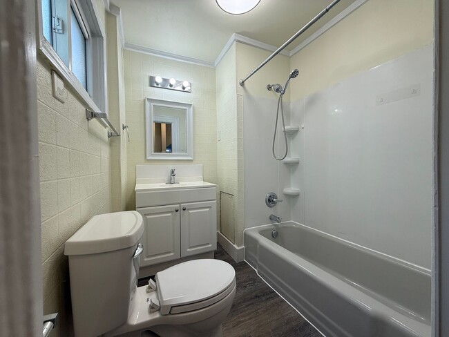 Building Photo - Updated 3BR house with fenced yard!