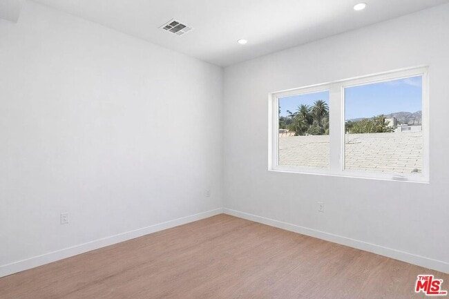 Building Photo - 2120 Beachwood Dr