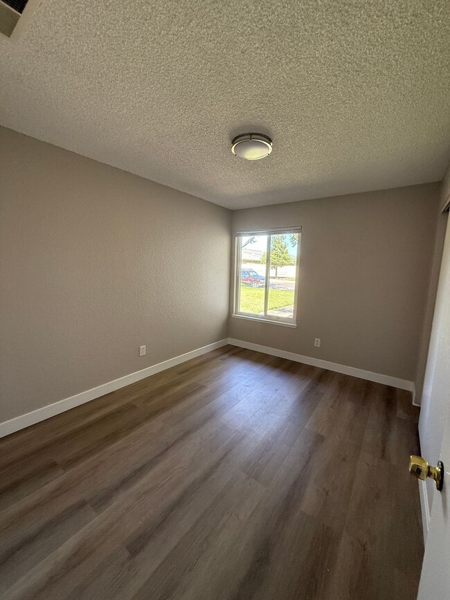 Building Photo - Newly remodeled