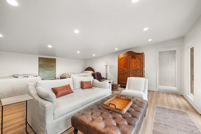 Building Photo - 1244 N Fitch Mountain Rd