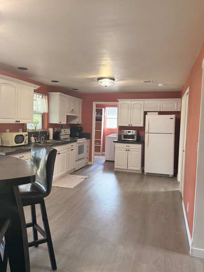 Building Photo - 1881 SE Manth Ln