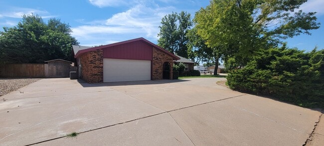 Building Photo - LARGE HOME IN NORTHEAST CLOVIS