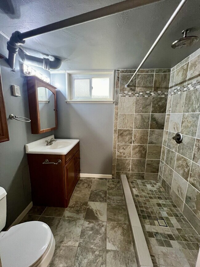 Building Photo - Great Home Close to CFD!