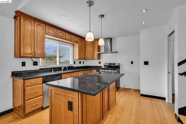 Building Photo - 909 Halite Way