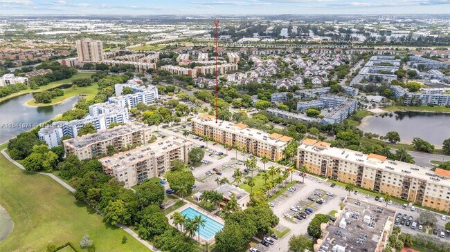 Building Photo - 9340 Fontainebleau Blvd