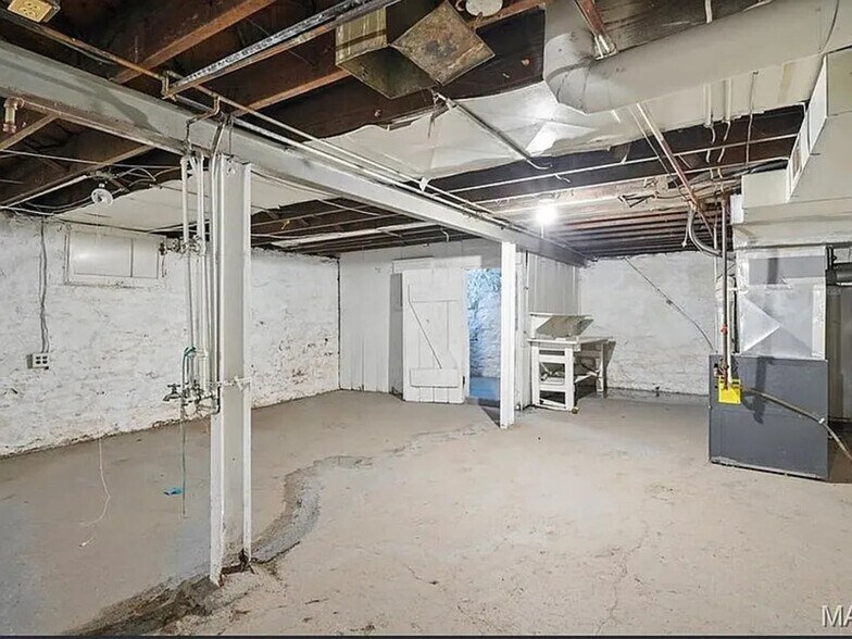 Building Photo - 5756 Floy Ave