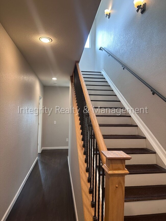 Building Photo - 4 Bed/4 Bath, 2,553 Sqft -1259 N Washingto...
