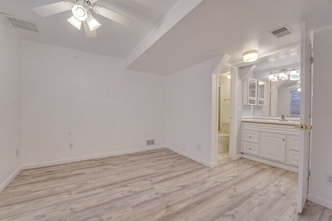 Building Photo - Beautiful 4 bed, 3.5 bath Home in Fort Collins Dakota Ridge Neighborhood