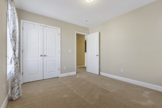 Building Photo - 223 Samuel Nicholas Dr