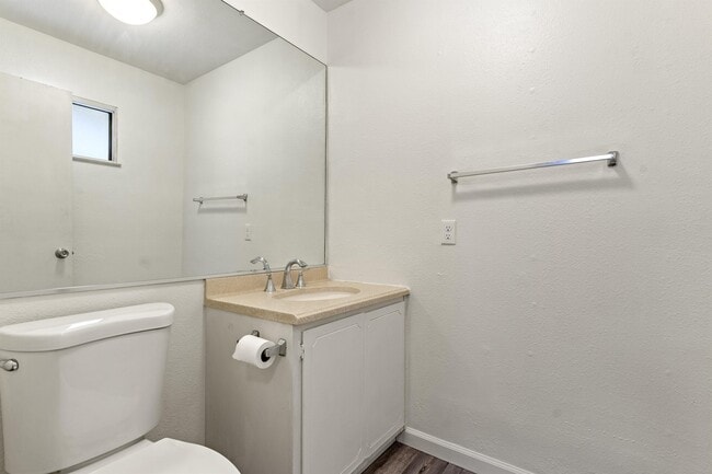 Building Photo - 302 Pleasant St