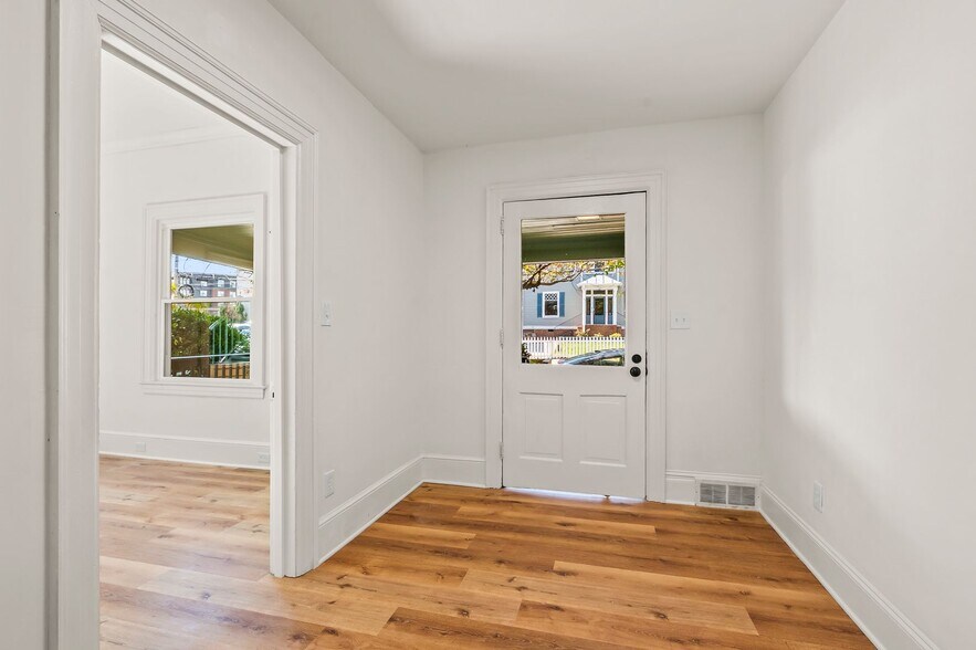 Building Photo - 209 N Spring St